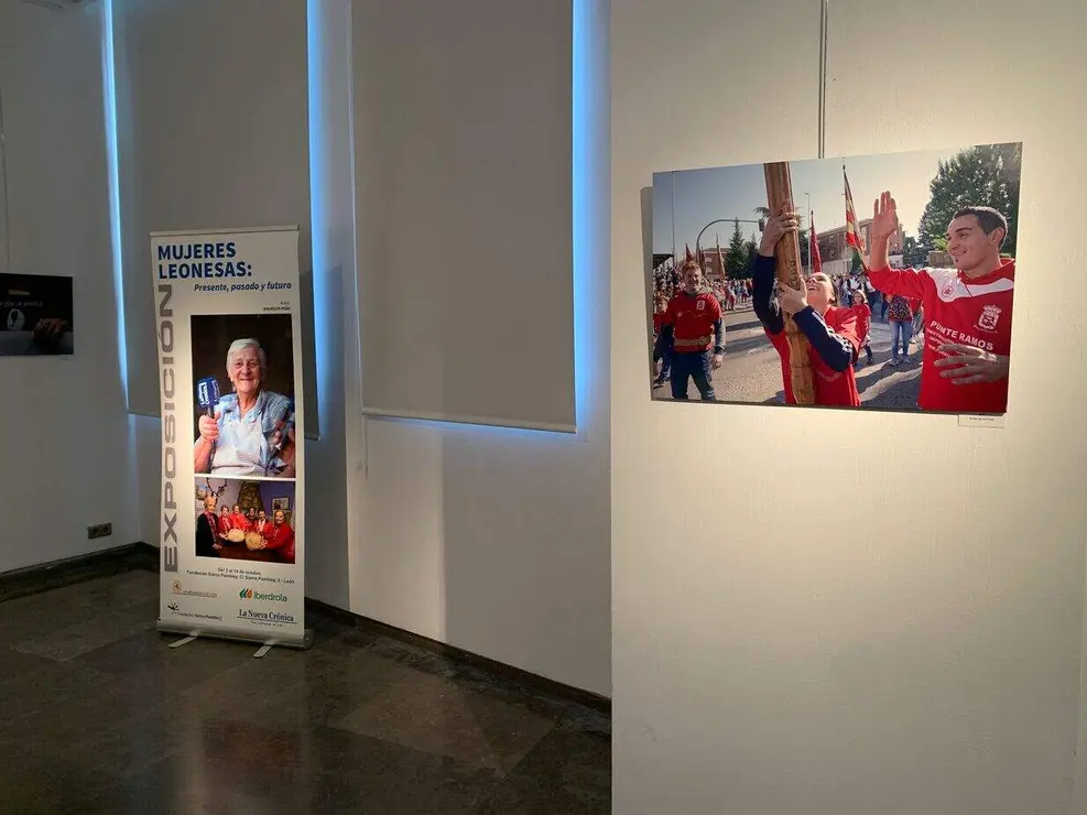 Inauguración de la exposición ‘Mujeres leonesas’ de Mauricio Peña (14)