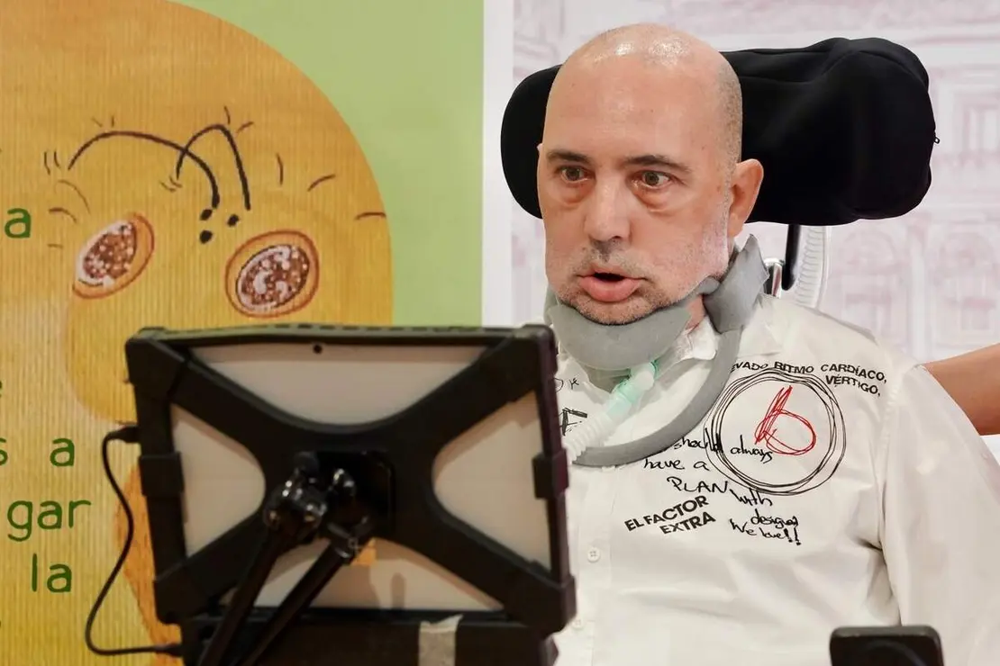 El alcalde de León, José Antonio Diez, junto a Urbano González y representantes de Fundela, dan a conocer los resultados del proyecto benéfico ‘La abeja que enfermó de ELA’