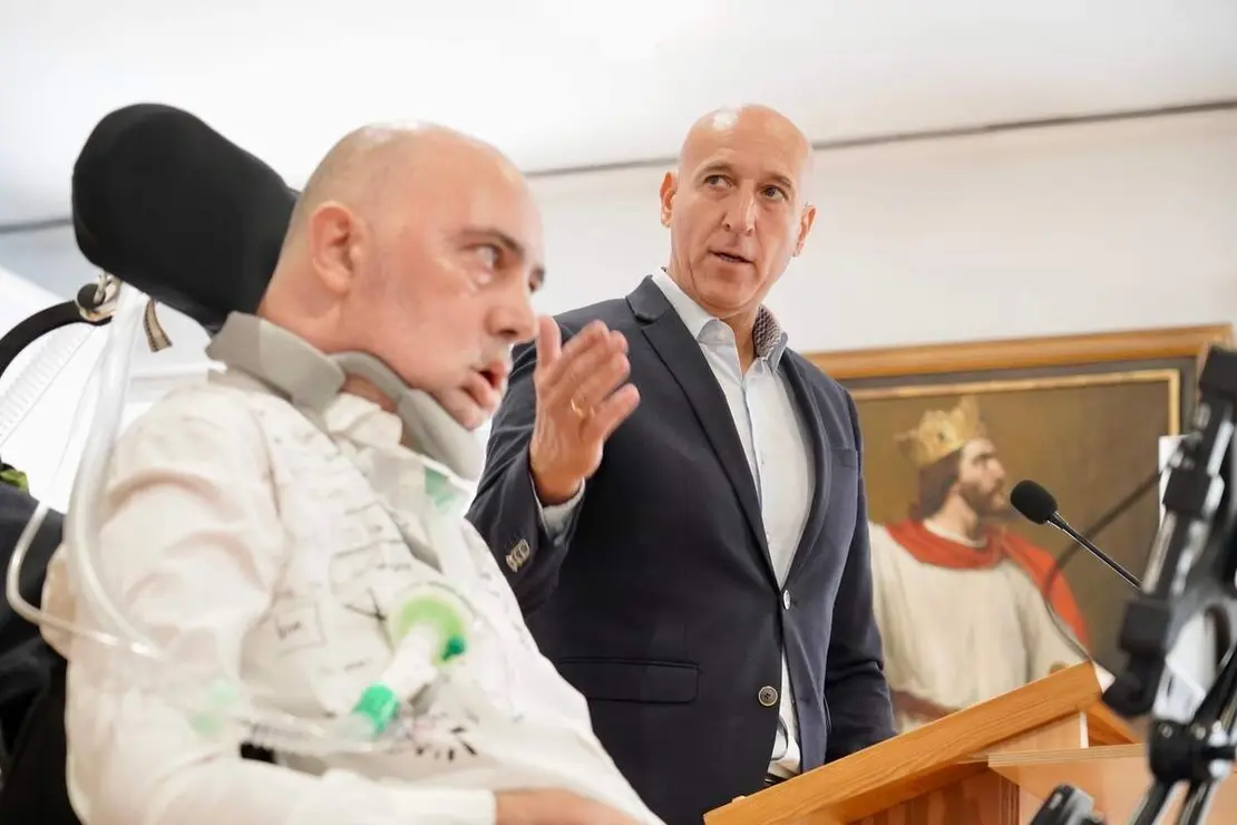 El alcalde de León, José Antonio Diez, junto a Urbano González y representantes de Fundela, dan a conocer los resultados del proyecto benéfico ‘La abeja que enfermó de ELA’