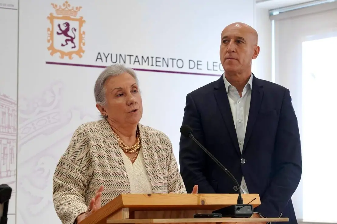 El alcalde de León, José Antonio Diez, junto a Urbano González y representantes de Fundela, dan a conocer los resultados del proyecto benéfico ‘La abeja que enfermó de ELA’