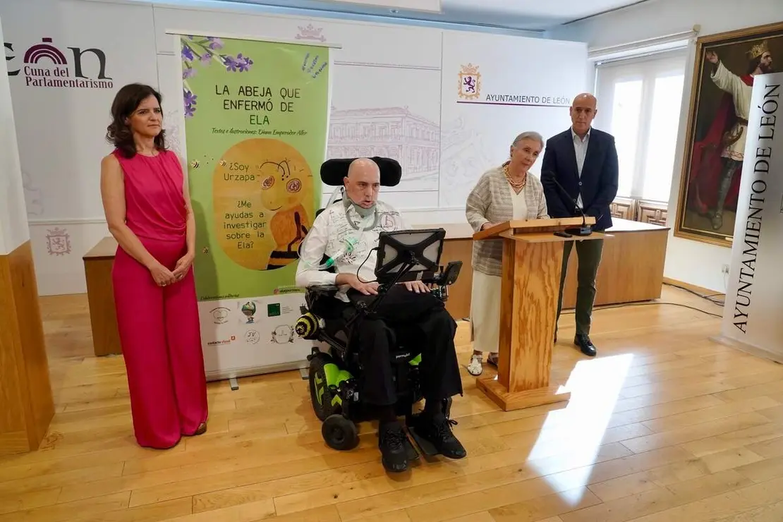 El alcalde de León, José Antonio Diez, junto a Urbano González y representantes de Fundela, dan a conocer los resultados del proyecto benéfico ‘La abeja que enfermó de ELA’