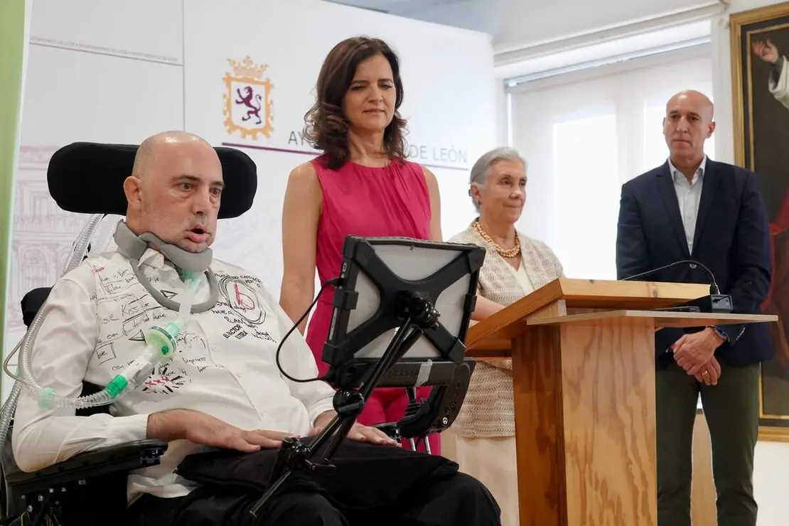 El alcalde de León, José Antonio Diez, junto a Urbano González y representantes de Fundela, dan a conocer los resultados del proyecto benéfico ‘La abeja que enfermó de ELA’