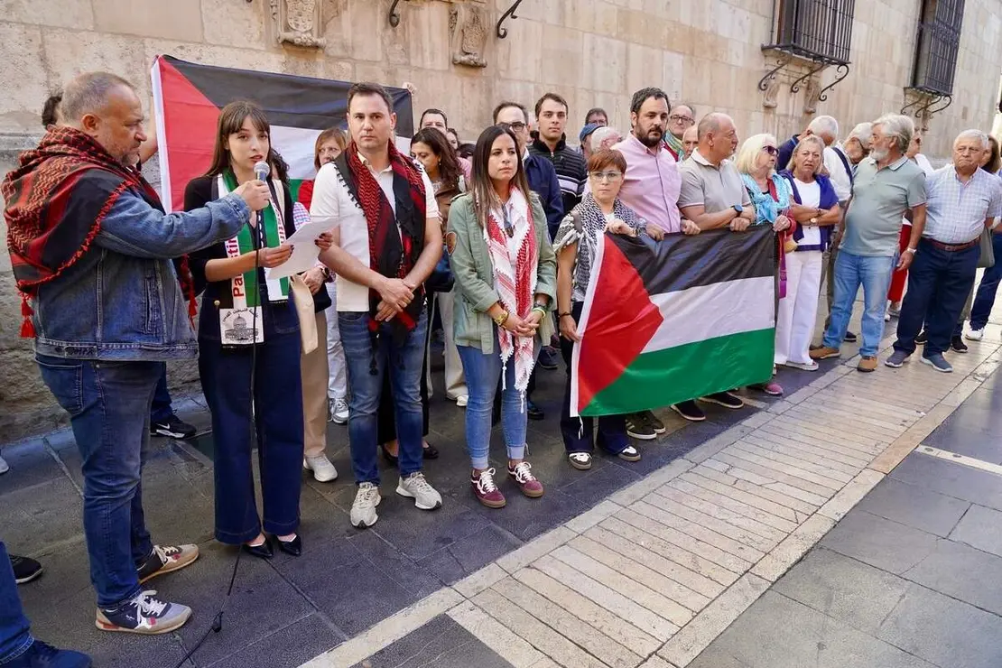 El Partido Socialista convoca una concentración y posterior lectura de un manifiesto en favor de Palestina, a la que asisten la vicesecretaria general autonómica, Nuria Rubio, y el secretario general en León, Javier Alfonso Cendón