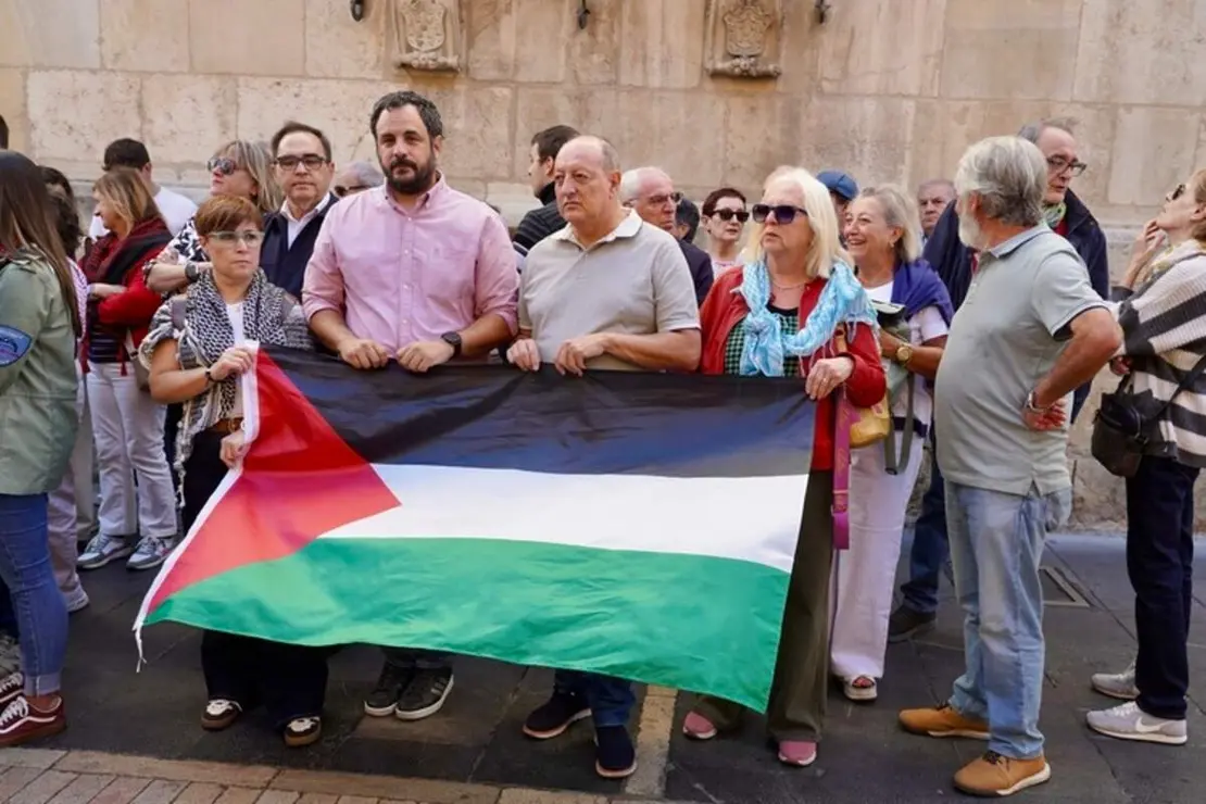 Concentración y lectura de un manifiesto por Palestina en León (4)