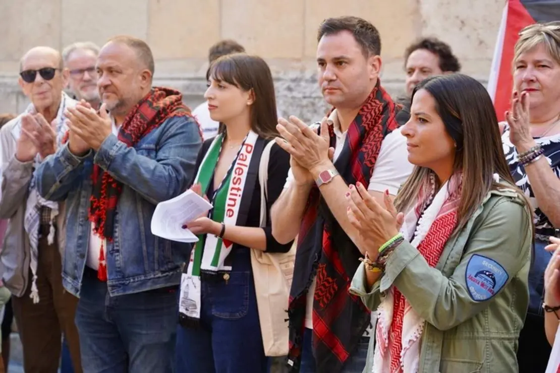 Concentración y lectura de un manifiesto por Palestina en León (6)