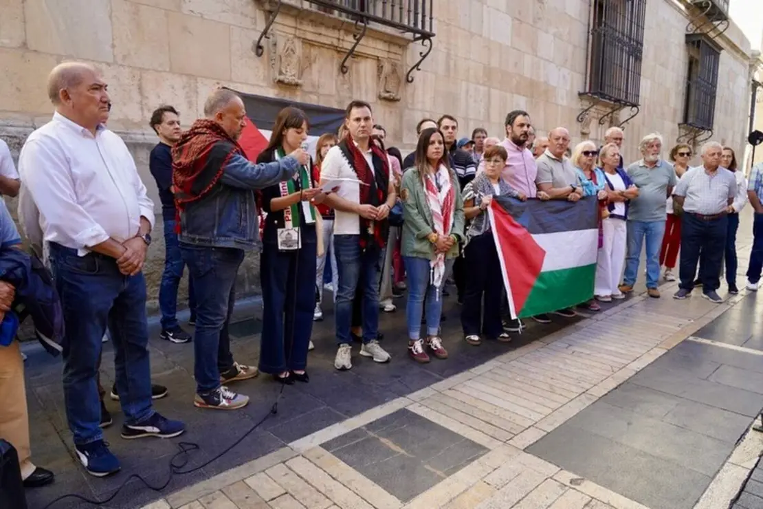 Concentración y lectura de un manifiesto por Palestina en León (7)