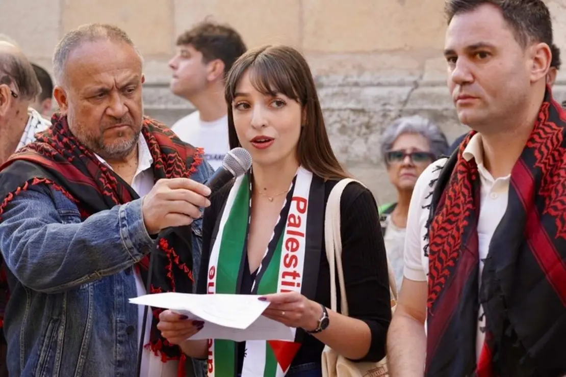 Concentración y lectura de un manifiesto por Palestina en León (8)