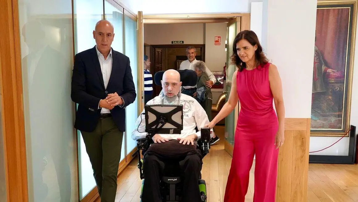 El alcalde de León, José Antonio Diez, junto a Urbano González y representantes de Fundela, dan a conocer los resultados del proyecto benéfico ‘La abeja que enfermó de ELA’