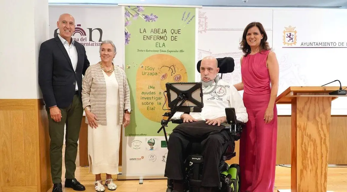 El alcalde de León, José Antonio Diez, junto a Urbano González y representantes de Fundela, dan a conocer los resultados del proyecto benéfico ‘La abeja que enfermó de ELA’