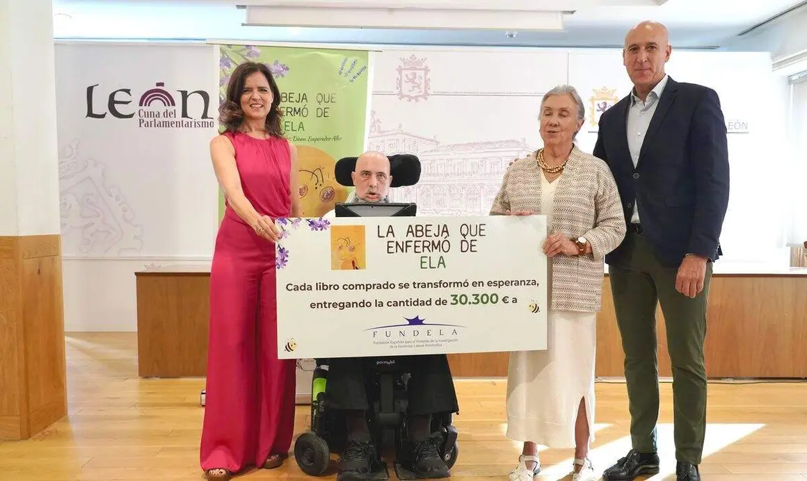 El alcalde de León, José Antonio Diez, junto a Urbano González y representantes de Fundela, dan a conocer los resultados del proyecto benéfico ‘La abeja que enfermó de ELA’