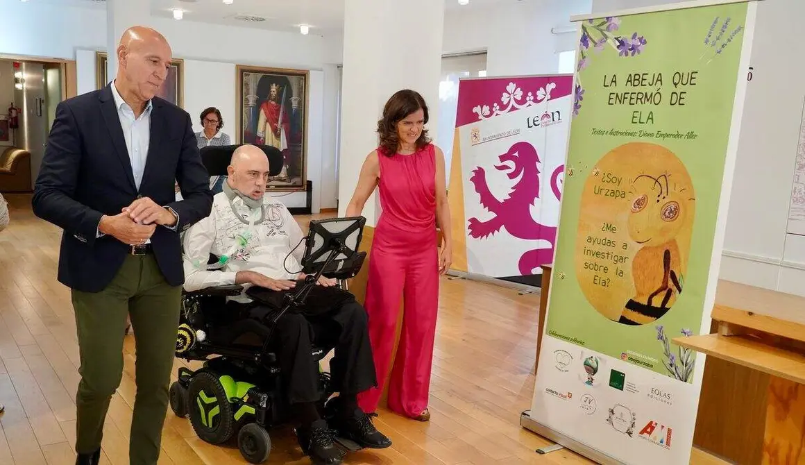 El alcalde de León, José Antonio Diez, junto a Urbano González y representantes de Fundela, dan a conocer los resultados del proyecto benéfico ‘La abeja que enfermó de ELA’
