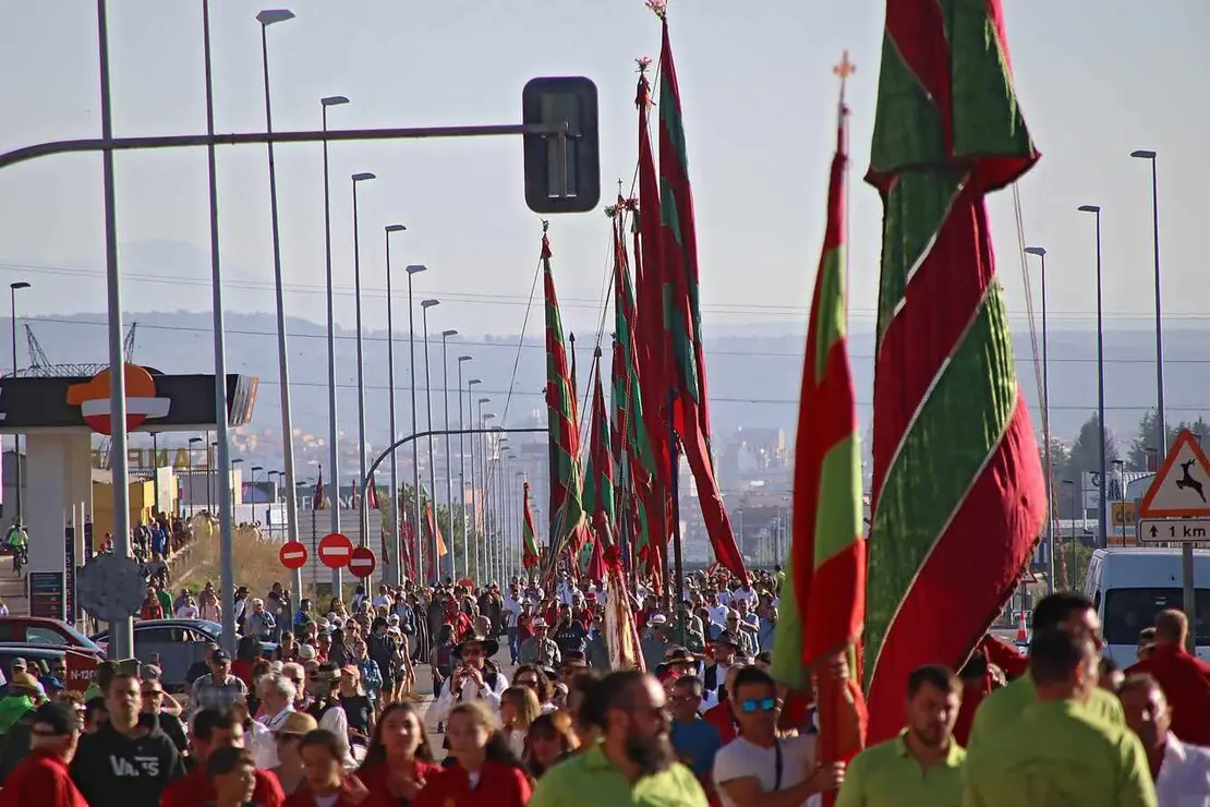 La romería a La Virgen del Camino, documentada ya en 1521 por Juan Pastrana, volverá a llenar de color y fervor las carreteras que conducen al santuario mariano, en una cita que simboliza la devoción y el orgullo de todo un pueblo. Fotos: Peio García