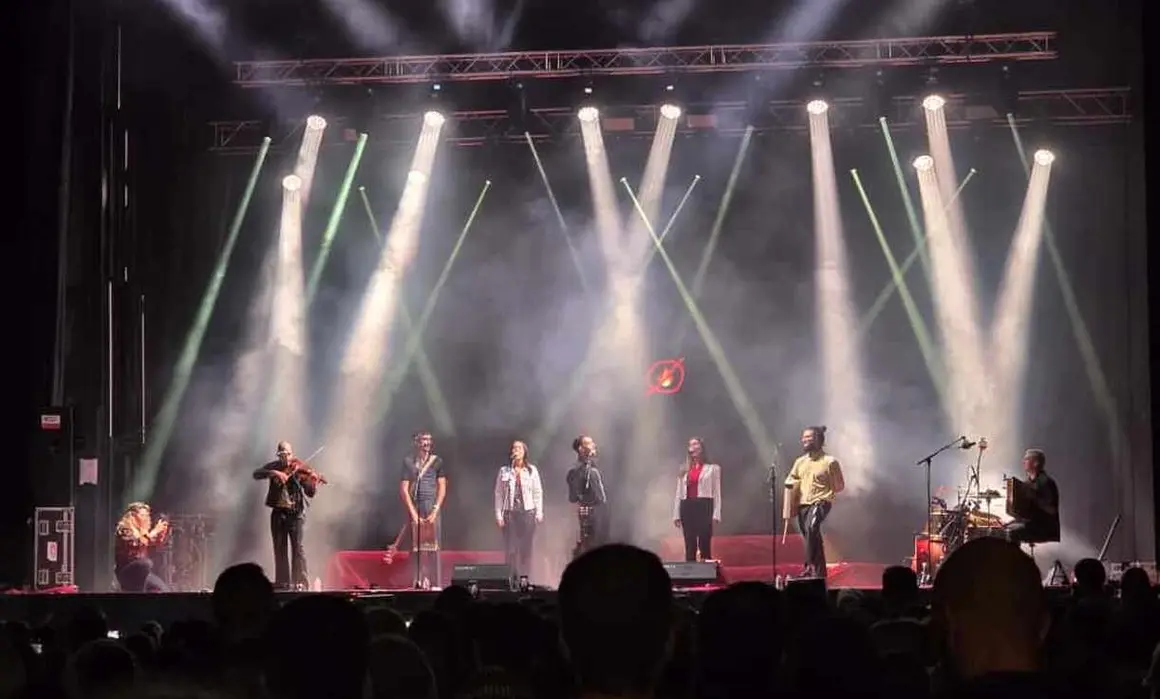 El Nido llena de energía la Plaza Mayor con su "verbena contemporánea". El grupo burgalés cautiva al público leonés con un espectáculo que fusiona raíces tradicionales y sonidos actuales, avanzando temas de su próximo disco La Constancia. Fotos: Carlos Calvo