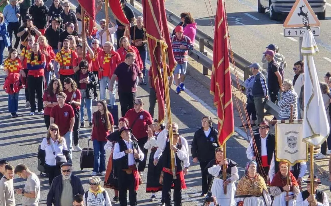 San Froilán revive la tradición en La Virgen del Camino. Miles de personas han realizado el trayecto de la romería hasta la explanada del templo. Fotos: Carlos Calvo | Luisa