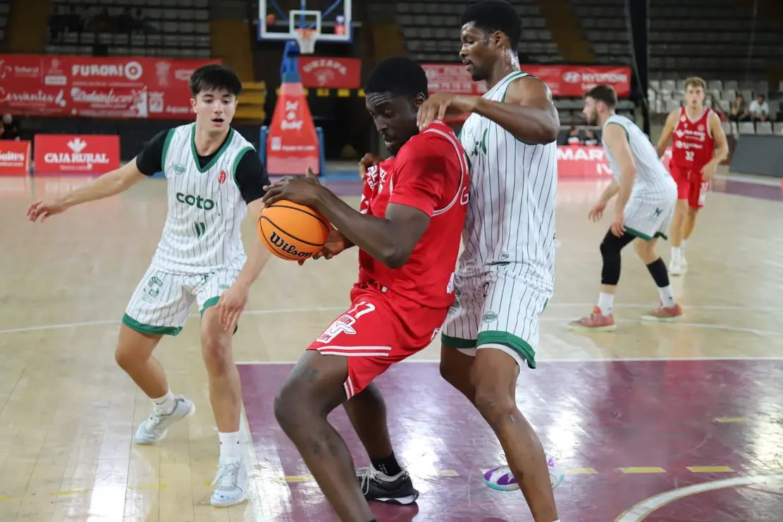 La Cultural Leonesa se desinfla en la prórroga y cede ante el Coto Córdoba. Cuarenta minutos excelentes de los de Luis Castillo se esfumaron en la prórroga. Fotos: Isaac Llamazares