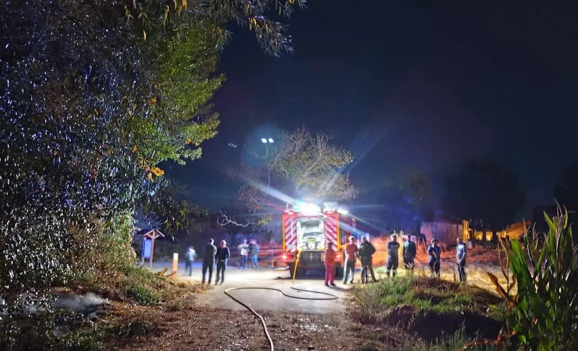Los Bomberos del Servicio de Prevención, Extinción de Incendios y Salvamento (Sepeis) de la Diputación de León tuvieron una noche intensa este lunes con dos intervenciones casi consecutivas en distintos puntos de la provincia.