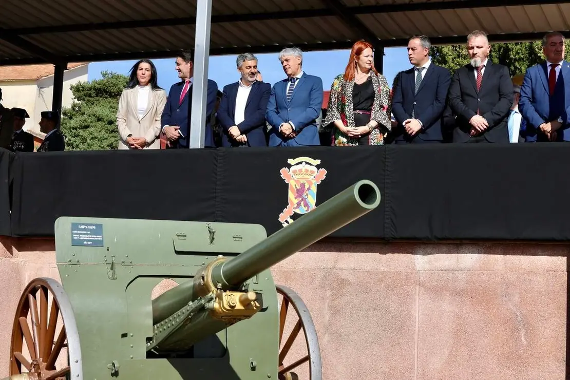 El general de división, representante institucional del Ejercito de Tierra en Castilla y León y jefe de la División San Marcial, Mariano Arrazola Martínez, preside el acto de celebración de la festividad de Nuestra Señora del Rosario, patrona de la Unidad Militar de Emergencias