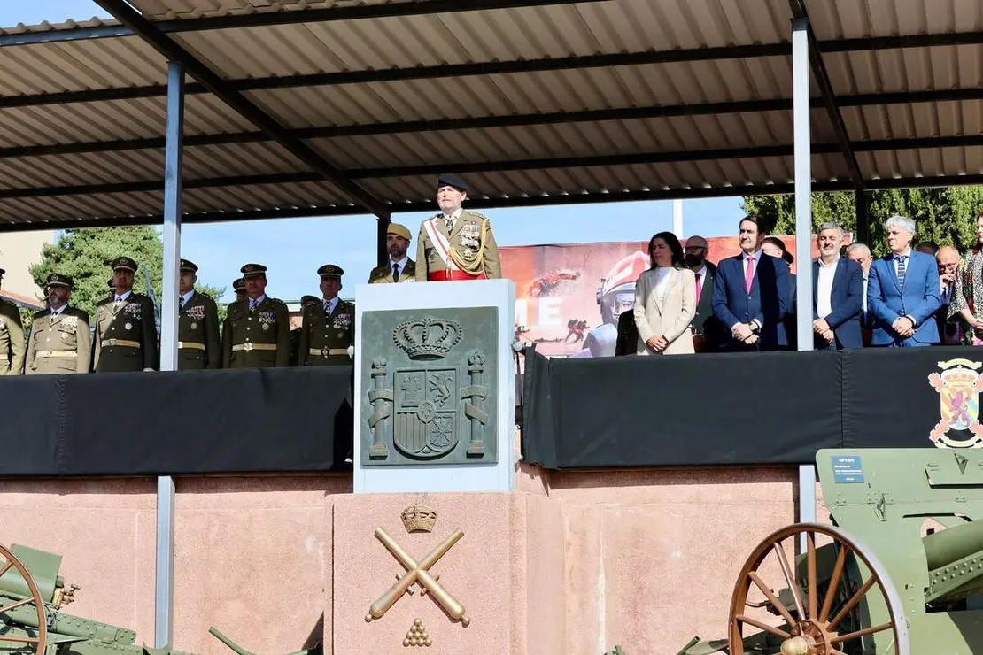 El general de división, representante institucional del Ejercito de Tierra en Castilla y León y jefe de la División San Marcial, Mariano Arrazola Martínez, preside el acto de celebración de la festividad de Nuestra Señora del Rosario, patrona de la Unidad Militar de Emergencias