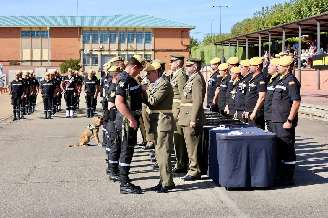 El general de división, representante institucional del Ejercito de Tierra en Castilla y León y jefe de la División San Marcial, Mariano Arrazola Martínez, preside el acto de celebración de la festividad de Nuestra Señora del Rosario, patrona de la Unidad Militar de Emergencias