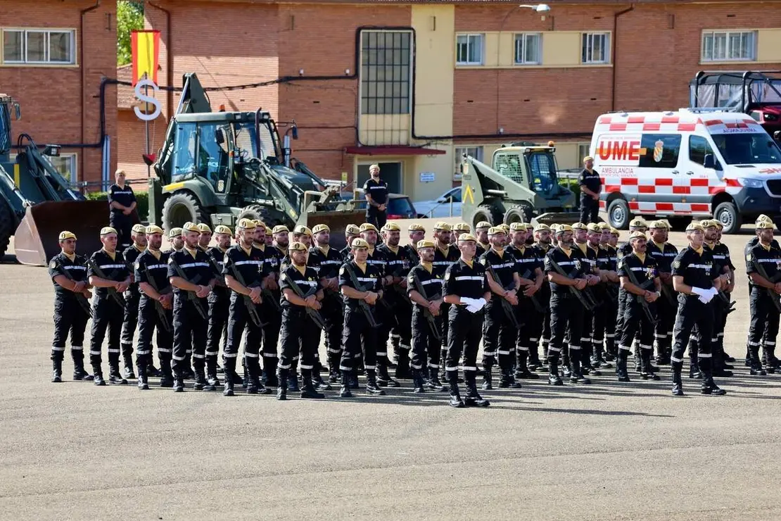 El general de división, representante institucional del Ejercito de Tierra en Castilla y León y jefe de la División San Marcial, Mariano Arrazola Martínez, preside el acto de celebración de la festividad de Nuestra Señora del Rosario, patrona de la Unidad Militar de Emergencias