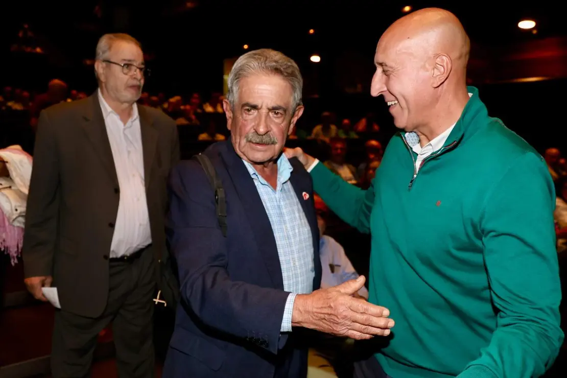 La Asociación Cultural de Estudios Leoneses y Unidad Leonesa celebra el acto ‘León nos necesita’, con la participación, entre otros, del ex presidente de Cantabria, Miguel Ángel Revilla, el alcalde de León, José Antonio Diez, o el empresario berciano José Luis Prada. Foto: Campillo