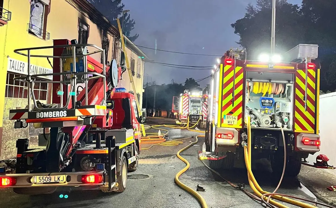 Los Bomberos de Sepeis han actuado en la tarde de este martes en la extinción de un incendio declarado en Saludes de Castroponce, en el término municipal de Palazuelo del Páramo, donde se han visto afectados un taller y dos casas, lo que ha requerido la intervención de dotaciones de los parques de Celada y Valencia de Don Juan. Fotos: Diputación de León