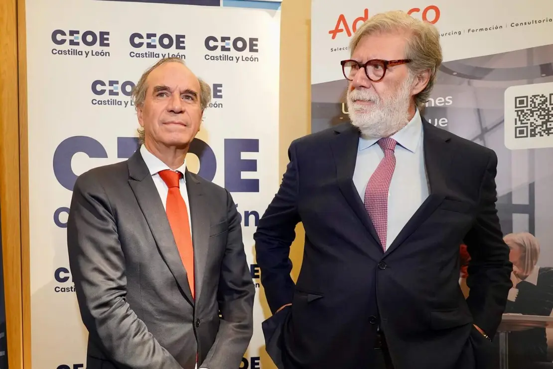 El presidente de la Conferencia Española de Organizaciones Empresariales de Castilla y León, Santiago Aparicio, el presidente de la Comisión de Relaciones Laborales de la Confederación y presidente de Federación Leonesa de Empresarios, Juan María Vallejo, y el secretario general de Adecco Group, Santiago Soler, inauguran la jornada ‘Absentismo: un reto empresarial’. Foto: Campillo