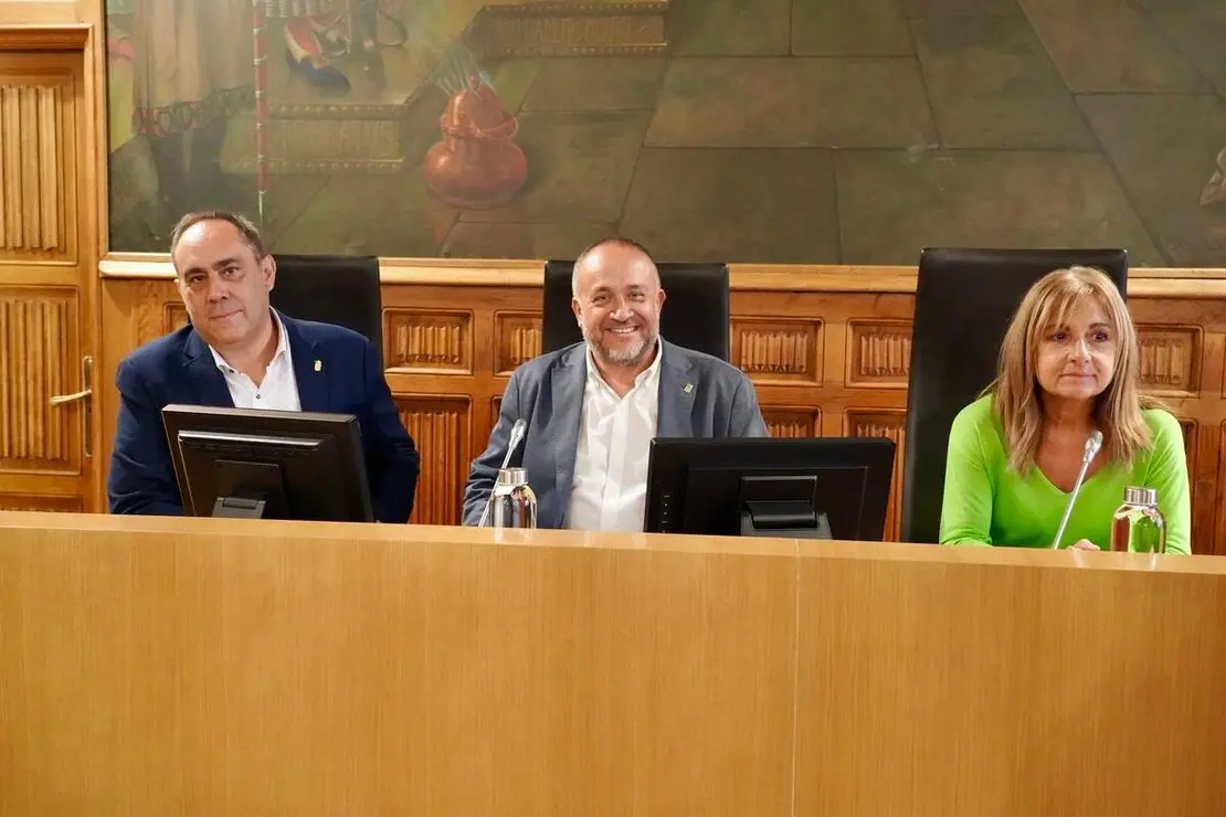 El presidente de la Diputación, Gerardo Álvarez Courel, y los vicepresidentes Valentín Martínez y Ana Arias reciben a los ayuntamientos que van a adherirse al convenio para el desarrollo de la Inteligencia Artificial en las administraciones