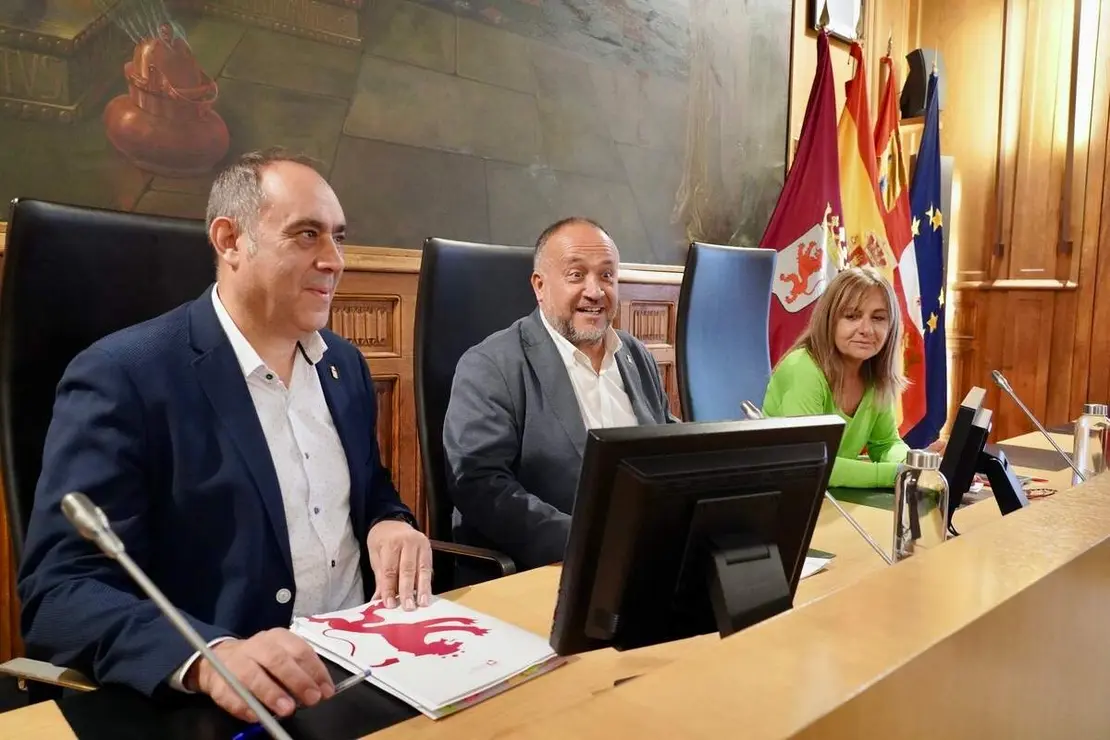 El presidente de la Diputación, Gerardo Álvarez Courel, y los vicepresidentes Valentín Martínez y Ana Arias reciben a los ayuntamientos que van a adherirse al convenio para el desarrollo de la Inteligencia Artificial en las administraciones