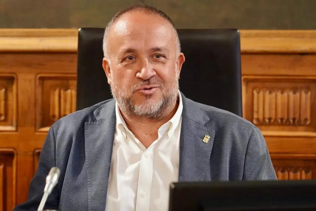 El presidente de la Diputación, Gerardo Álvarez Courel, y los vicepresidentes Valentín Martínez y Ana Arias reciben a los ayuntamientos que van a adherirse al convenio para el desarrollo de la Inteligencia Artificial en las administraciones