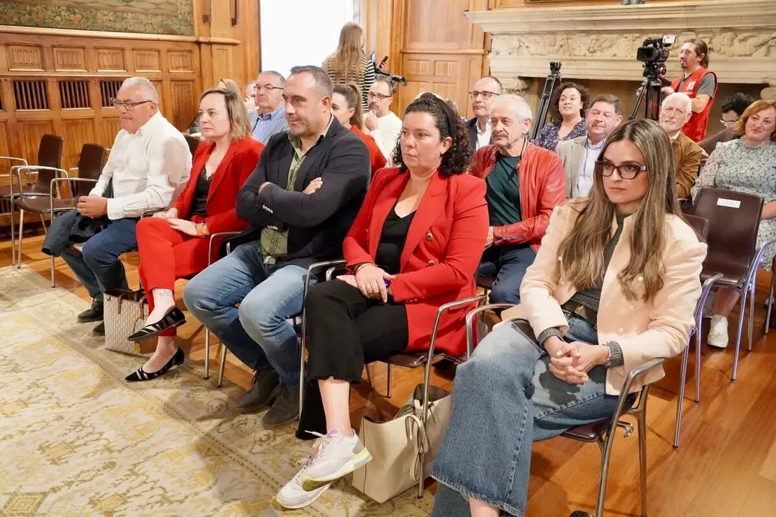 El presidente de la Diputación, Gerardo Álvarez Courel, y los vicepresidentes Valentín Martínez y Ana Arias reciben a los ayuntamientos que van a adherirse al convenio para el desarrollo de la Inteligencia Artificial en las administraciones