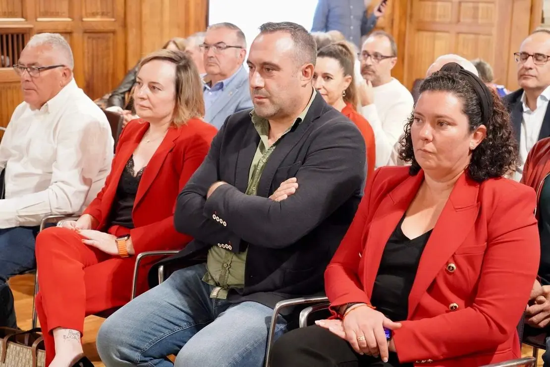 El presidente de la Diputación, Gerardo Álvarez Courel, y los vicepresidentes Valentín Martínez y Ana Arias reciben a los ayuntamientos que van a adherirse al convenio para el desarrollo de la Inteligencia Artificial en las administraciones