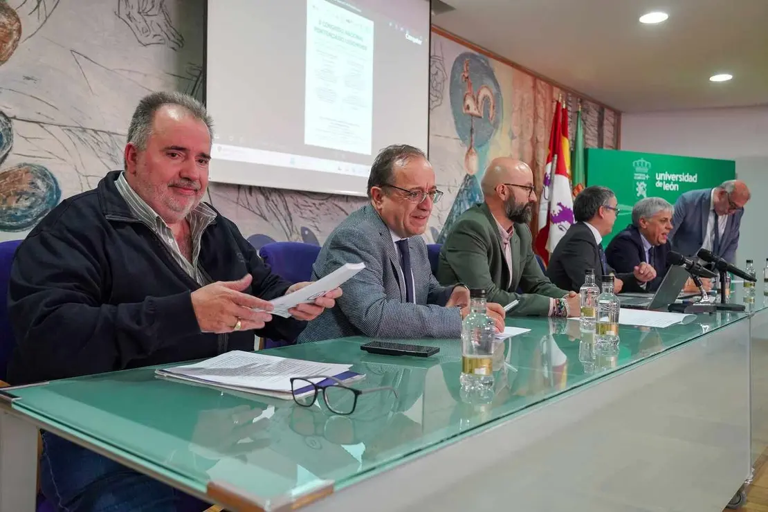 El presidente nacional de la Agrupación de los Cuerpos de la Administración de Instituciones Penitenciarias, José Ramón López Santamaría, inaugura el X Congreso Legionense Penitenciario, organizado por Acaip en colaboración con la Universidad de León