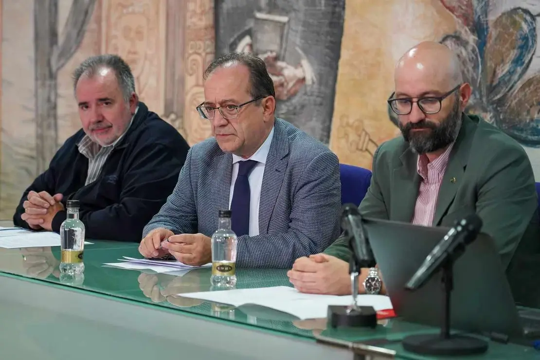 El presidente nacional de la Agrupación de los Cuerpos de la Administración de Instituciones Penitenciarias, José Ramón López Santamaría, inaugura el X Congreso Legionense Penitenciario, organizado por Acaip en colaboración con la Universidad de León