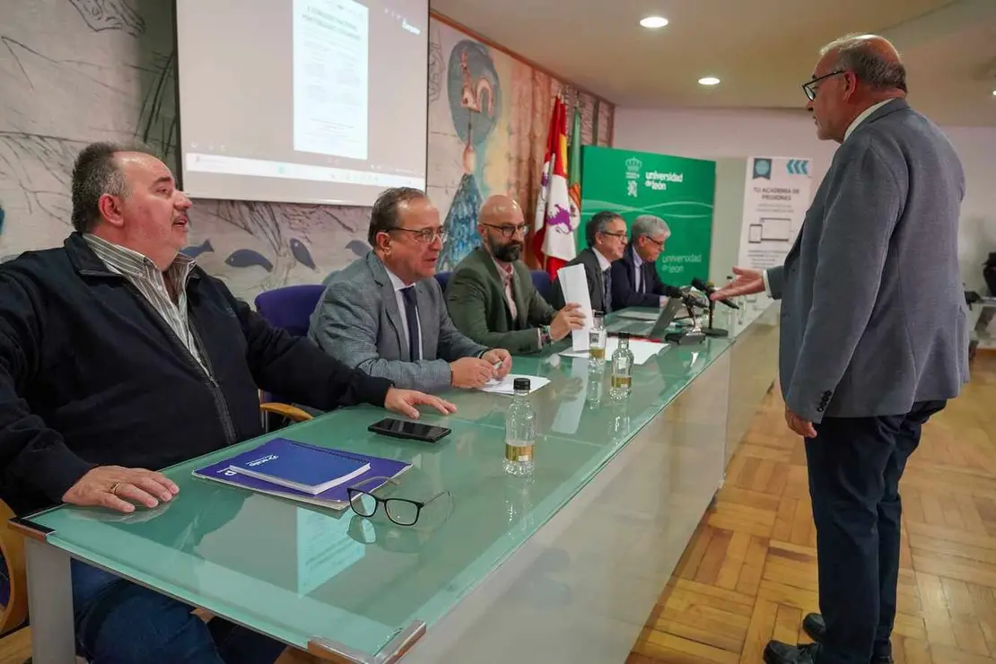 El presidente nacional de la Agrupación de los Cuerpos de la Administración de Instituciones Penitenciarias, José Ramón López Santamaría, inaugura el X Congreso Legionense Penitenciario, organizado por Acaip en colaboración con la Universidad de León
