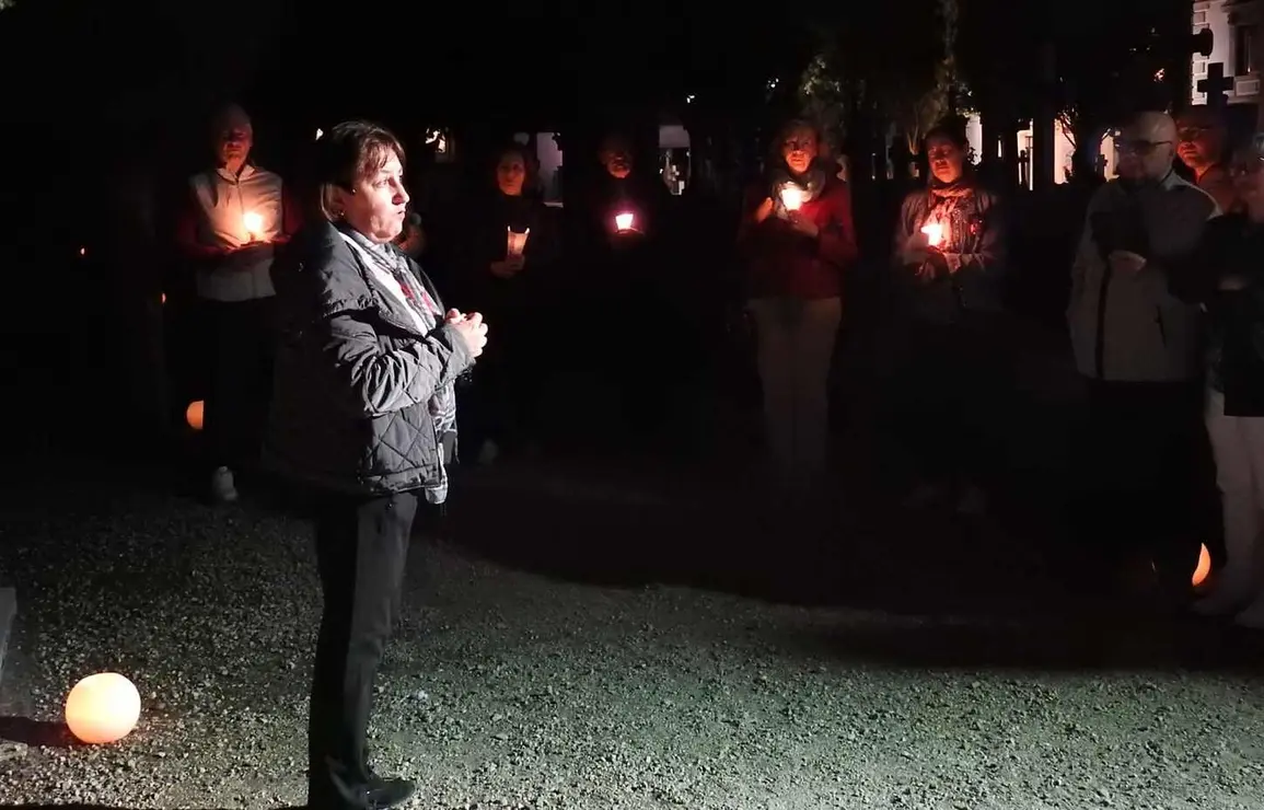 Las rutas culturales en el Cementerio de León, organizadas por Serfunle, comenzaron este miércoles con todas las plazas agotadas y un recorrido teatralizado que rescata la memoria de personajes clave en la historia de León.