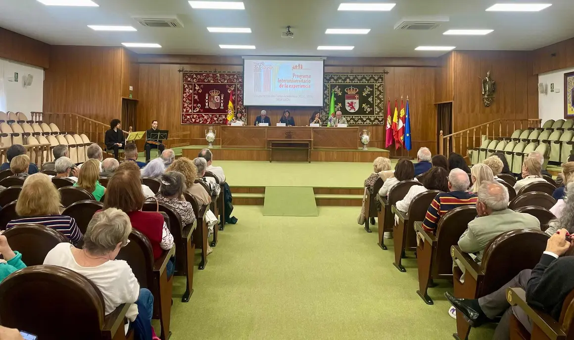 León abre el curso del Programa de la Experiencia con más de mil alumnos mayores. El programa educativo para mayores de 55 años bate récords en León, Ponferrada y Astorga, y crece también en su formato online.