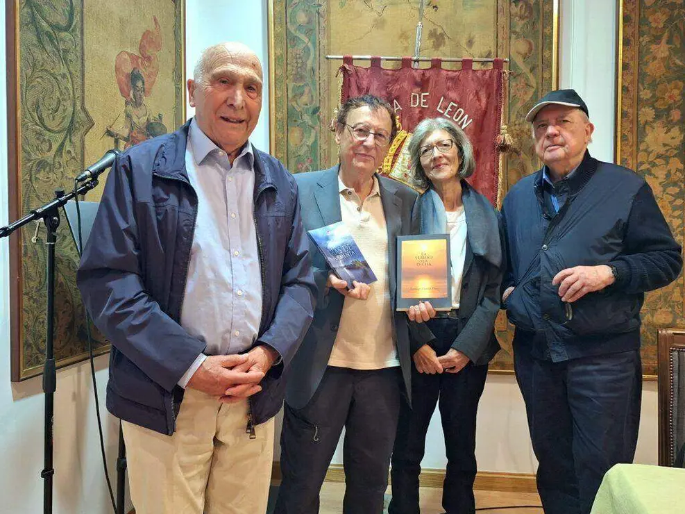 Presentación de los libros, Días de tormenta (novela) y La verdad sea dicha (artículos), por parte de su autor, el profesor y escritor Santiago Trancón, en la Casa de León en Madrid.