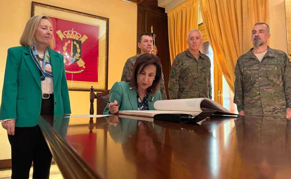 La ministra de Defensa, Margarita Robles, visita el Regimiento de Artillería Lanzacohetes de Campaña (Ralca 63) del Ejército de Tierra, con sede en el Acuartelamiento Santocildes de Astorga.