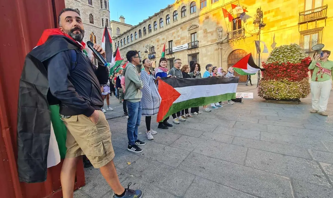 Decenas de personas se reunieron este jueves frente a Casa Botines convocadas por la plataforma ‘Llión col puebru palestín’ bajo el lema ‘Fin al comercio de armas y a las relaciones con Israel’.