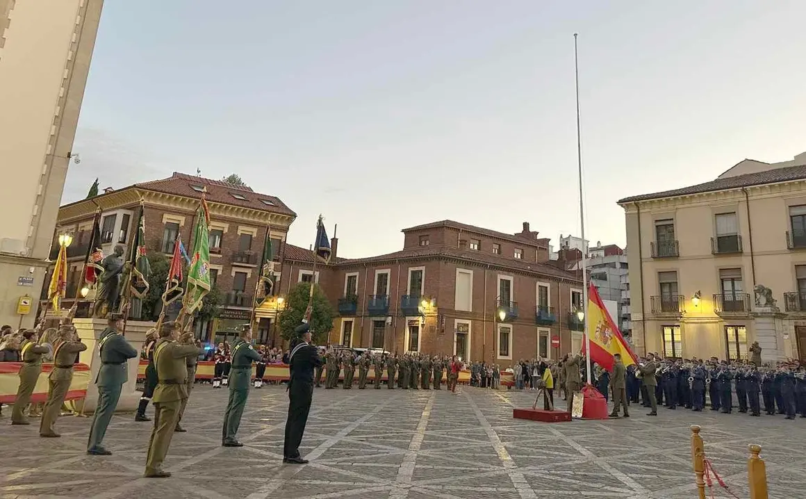 Con el Día de la Fiesta Nacional anunciado para el domingo, León cumplió este jueves con el "solemne homenaje de respeto y exaltación a la Bandera de España, enseña de la Patria y símbolo de su unidad y de la convivencia nacional". Fotos: AytoLeón