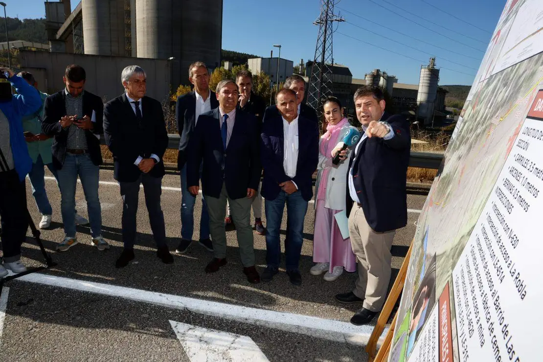 El consejero de Movilidad y Transformación Digital presenta las obras de mejora de la carretera CL-626. Foto: Campillo