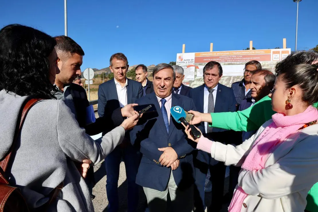 El consejero de Movilidad y Transformación Digital presenta las obras de mejora de la carretera CL-626. Foto: Campillo