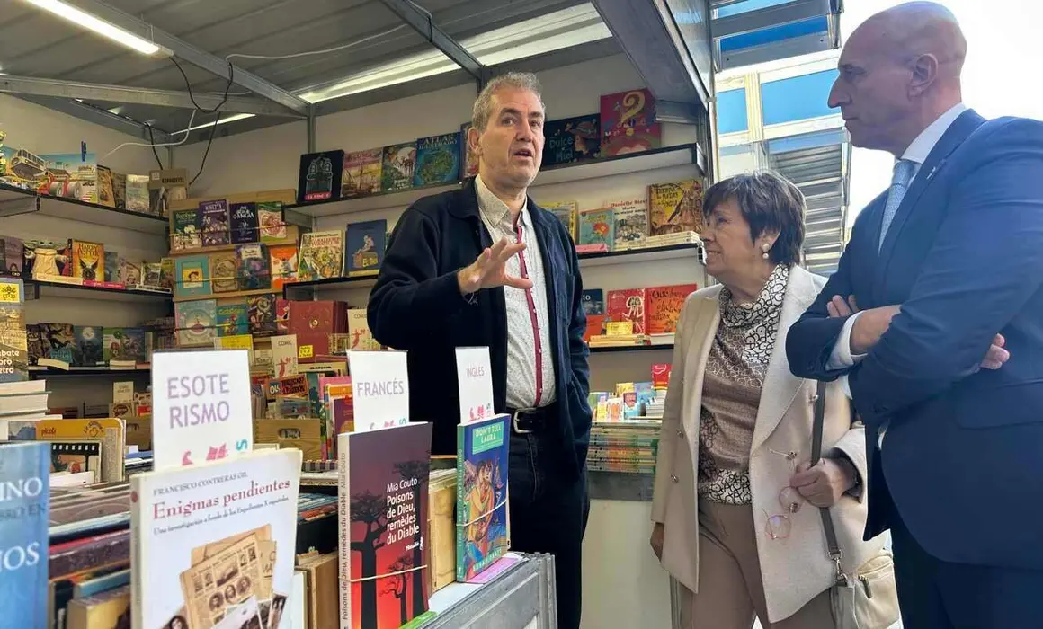 Más de 50.000 libros llenan desde este viernes la calle Legión VII de León, donde ha abierto sus puertas la XXXII Feria del Libro Antiguo y de Ocasión. El alcalde de León, José Antonio Diez, ha sido el encargado de la inauguración.