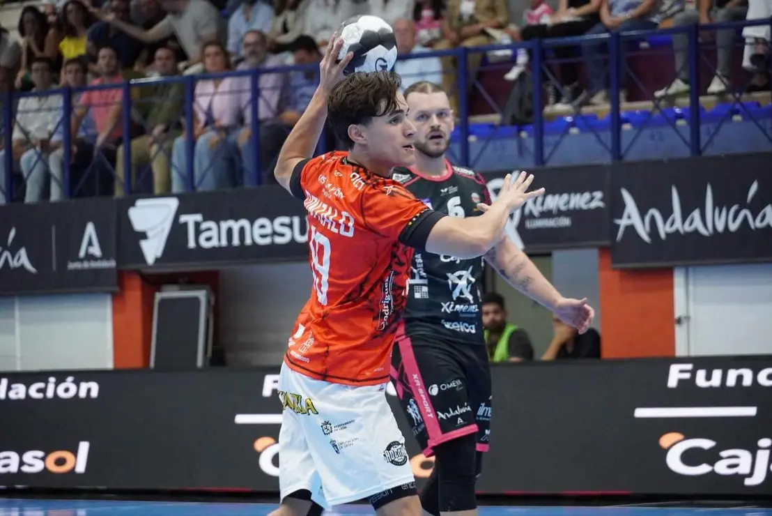 Rodrigo Pérez impulsa al Abanca Ademar a una brillante victoria en Puente Genil. El conjunto leonés supera con autoridad al equipo cordobés (26-33) tras un inicio titubeante y con un Rodrigo Pérez estelar que lideró la remontada con carácter y eficacia.