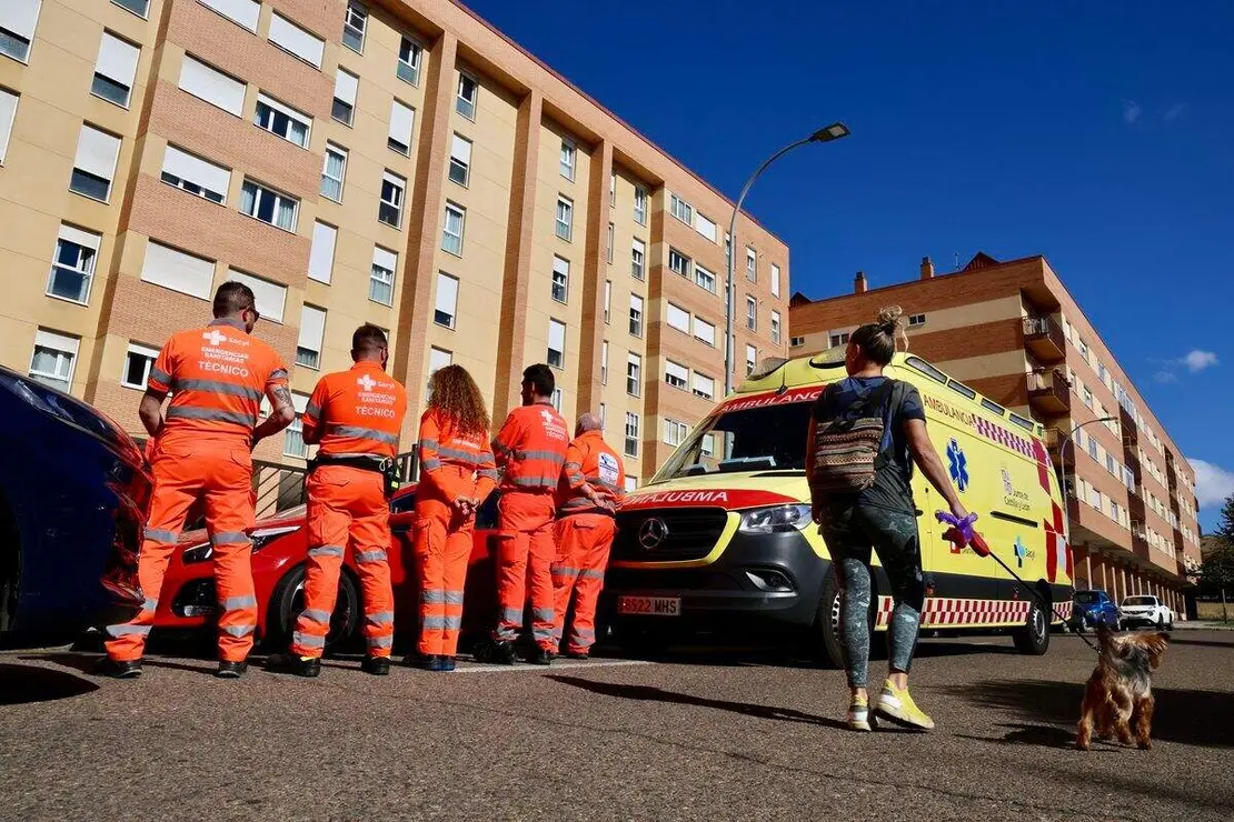 Un atrincherado en el barrio de Eras de Renueva amenaza con suicidarse desde lo alto del edificio. Foto: Campillo