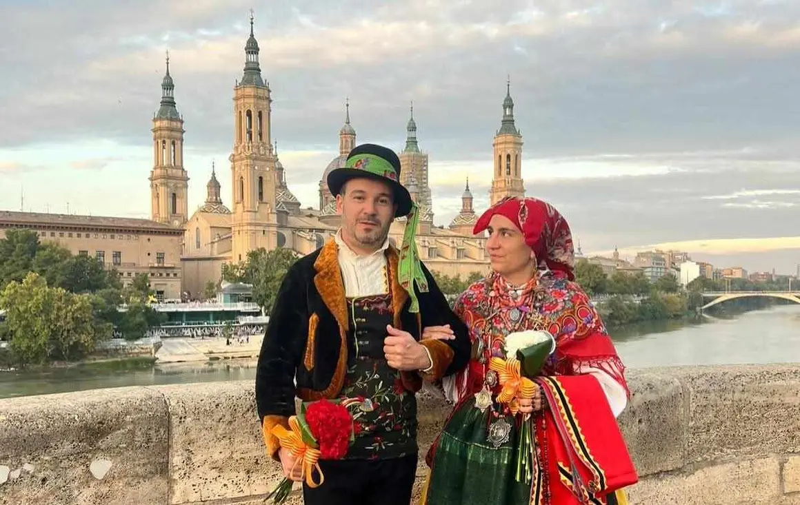 León ha vuelto a hacerse sentir lejos de casa. Un grupo de leoneses, ataviados con la indumentaria tradicional de su tierra, participó este domingo en la multitudinaria ofrenda floral a la Virgen del Pilar. El alcalde de León, José Antonio Diez, ha publicado las singulares imágenes de esta cita llena de tradición.