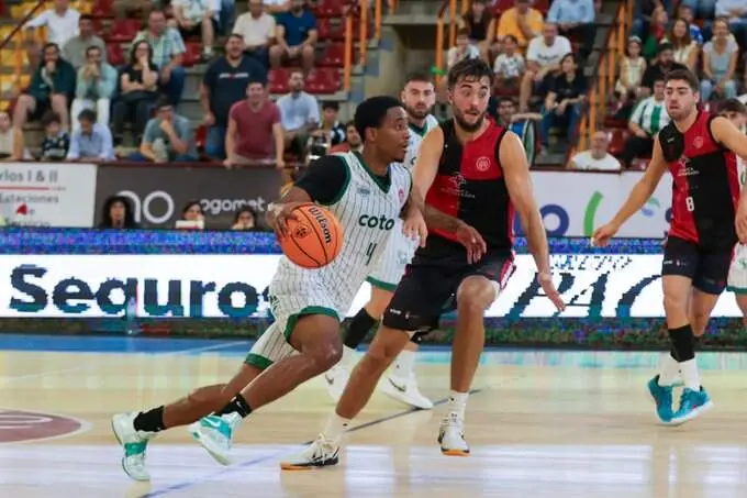 Un Clínica Ponferrada errático cede ante el equipo cordobés que volvió a mostrar su solidez y carácter.