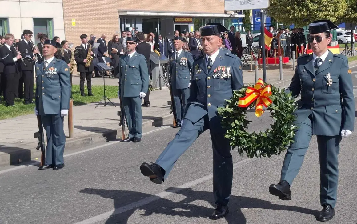 La Guardia Civil de Ponferrada celebra el Día del Pilar con emoción y reconocimiento a su labor. Ocho condecoraciones y un homenaje a los compañeros fallecidos marcaron el acto presidido por el subdelegado del Gobierno en León, Héctor Alaiz Moretón.