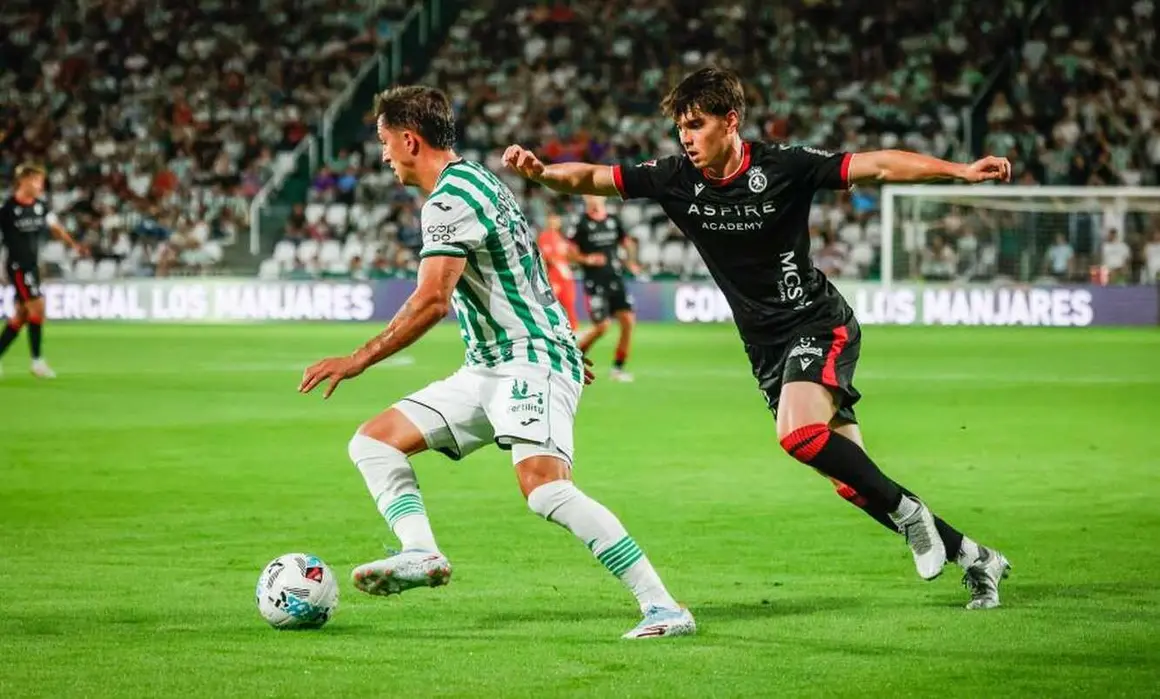 La Cultural pone intensidad ante un Córdoba con la fortuna de cara en el último minuto de la primera mitad.